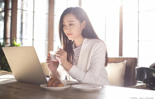 电子商务专业大学美女